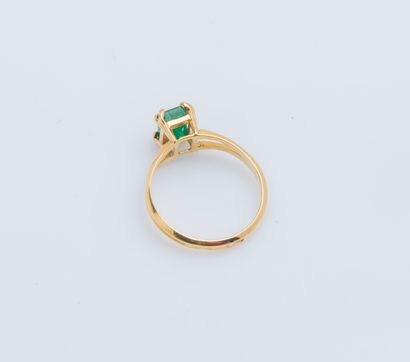 null 18K (750 ‰) yellow gold ring adorned with a rectangular synthetic emerald with...