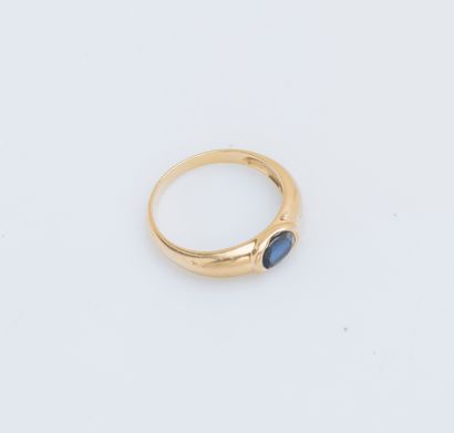 null Ring bulging yellow gold 18 carats (750 thousandths) set with an oval sapphire....