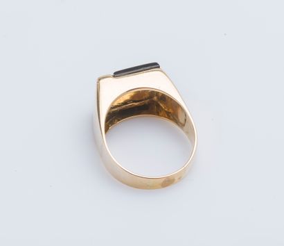 null 9K yellow gold Chevalière (375 ‰) adorned with an onyx plaque and a line of...