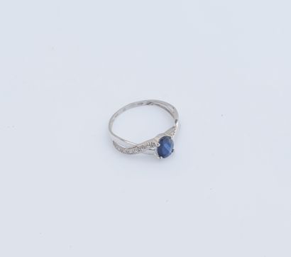 null Ring in white gold 9 carats (385 thousandths) set with an oval sapphire, the...