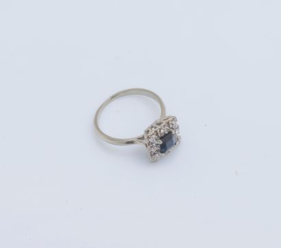 null 18K (750 ‰) white gold ring adorned with a square sapphire (sparkle) in a surround...