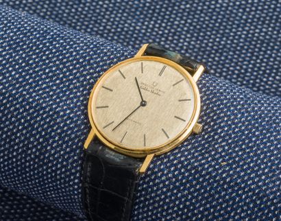 UNIVERSAL GENÈVE Vers 1960 Classic extra-flat Golden Shadow watch, the round 18K...