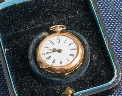  Pocket watch in 18K yellow gold (750 ‰), the bezel faceted. 18K yellow gold dust...