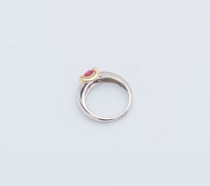 null 18K (750 ‰) white and yellow gold band ring set with an oval-cut pink tourmaline...