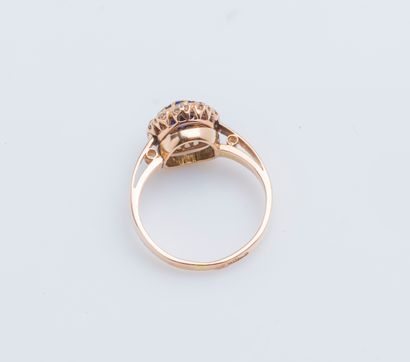 null 14K yellow gold pompadour ring (585 ‰) adorned with an oval-cut Verneuil sapphire...