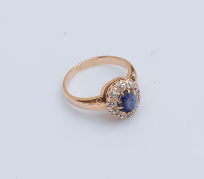 null 14K yellow gold pompadour ring (585 ‰) adorned with an oval-cut Verneuil sapphire...