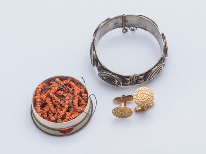 null Lot de bijoux fantaisies comprenant un bracelet en argent (925 millièmes) une...