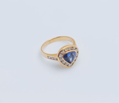 null 14K yellow gold ring (585 ‰) adorned with a pear-cut (heated) sapphire in a...