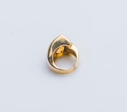 null Important bridge-shaped ring in 18K yellow gold (750 ‰) set with three cameo...