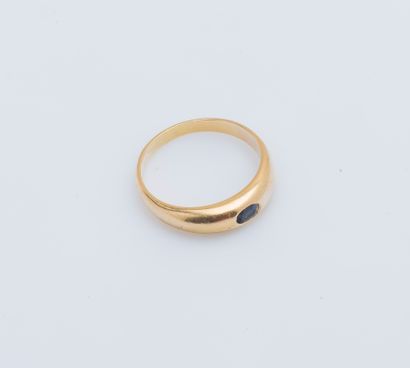 null Yellow gold ring 18 carats (750 thousandths) set with an oval sapphire in closed...