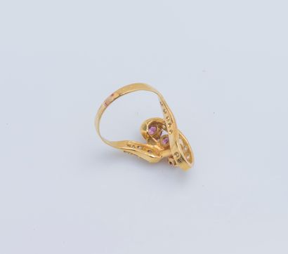 null 18K yellow gold (750 ‰) volute ring set with three round amethysts, brilliant-cut...