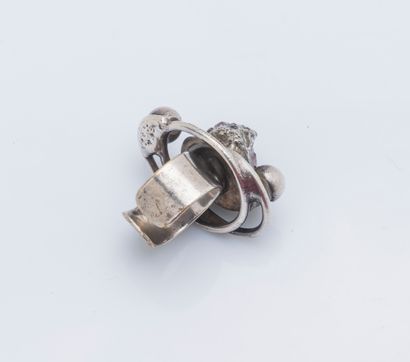 Jacob HULL vers 1970 Modernist ring in silver plated metal, the bezel adorned with...