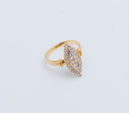 null Bague marquise en or jaune 18 carats (750 ‰) sertie de diamants taillés en brillant.

Taille...