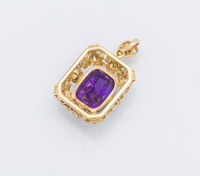 null Rectangular pendant in 18K yellow gold (750 ‰) adorned with a cousin amethyst...