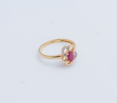 null Ring flower in yellow gold 18 carats (750 thousandths) set with an oval ruby...