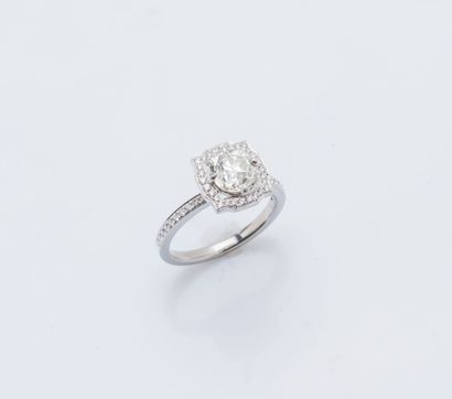 null Bague solitaire en platine (950 millièmes) sertie d'un diamant coussin de taille...