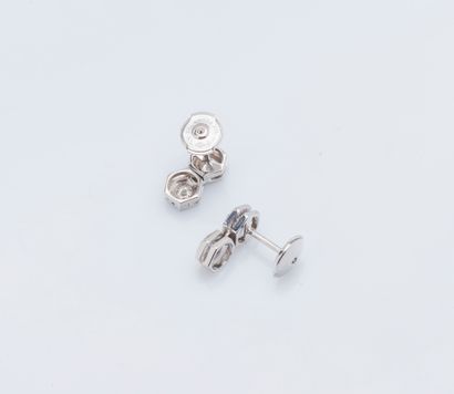 null Paire de pendants d'oreilles en or gris 18 carats (750 ‰) ornés chacun de deux...