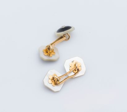 null Pair of cufflinks in 18K yellow gold (750 thousandths) decorated with mother-of-pearl...