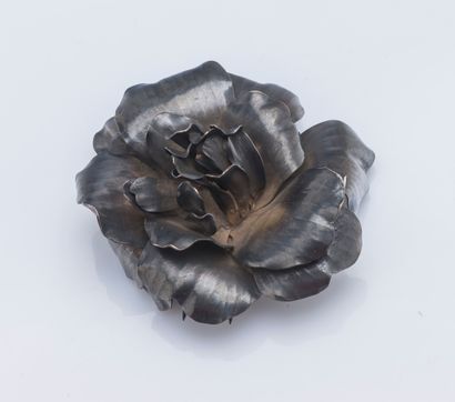 G. LECOMTE Important peony lapel clip in silver (800 ‰). Metal pin. Bearing the inscription...