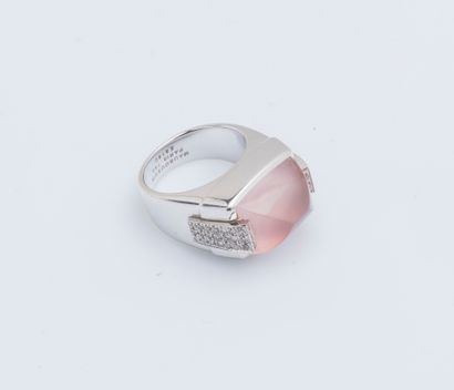 MAUBOUSSIN An 18K (750 ‰) white gold signet ring adorned with a sugarloaf-cut rose...