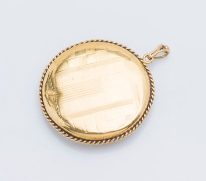null Important pendentif rond en or jaune 18 carats (750 ‰) chiffré G.D. et bordé...
