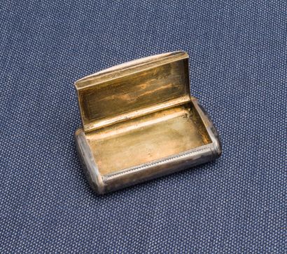 null Silver snuffbox (950 ‰) of rectangular form, the lid hinged, chased with a semi...