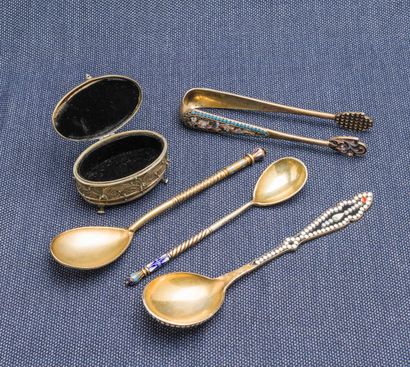 null Set of three vermeil (800 ‰) tea spoons, the spatulas and spoon backs decorated...
