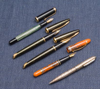 null Lot de six stylos comprenant : 

une parure Waterman en résine marbrée verte...