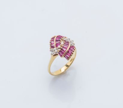 null Bague en or jaune 18 carats (750 millièmes) le chaton dessinant une volute sertie...