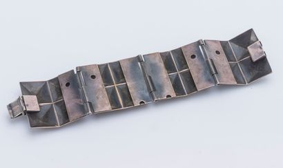 null Bracelet formed of metal plate articulated with diamond pattern.

Wrist size:...