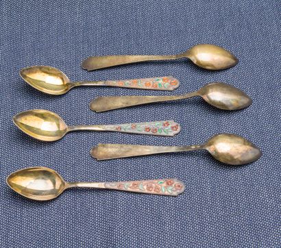 null Set of 6 dessert spoons in vermeil (875 thousandths), the spatulas decorated...