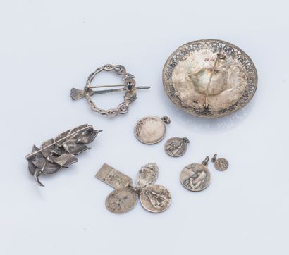 null Silver lot (925 thousandths) including a round openwork and chased brooch, a...