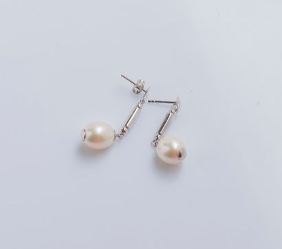 null Pair of silver earrings (800 ‰) each adorned with a cultured pearl.

Height...