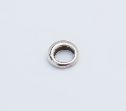 null 18-karat (750 ‰) white gold cambered band ring. French work, goldsmith's hallmark.

Finger...
