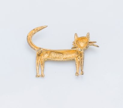 null After Jean Cocteau. 

Brooch cat in gilded metal amati. Signed.

Width : 7,3...