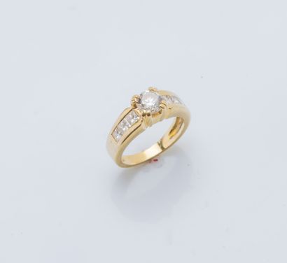null 18K (750 ‰) yellow gold ring set with a brilliant-cut diamond weighing approximately...