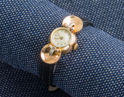 null Ladies' watch of the 1940s, the round 18K yellow gold (750 ‰) case with a large...