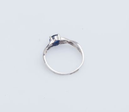 null Ring in white gold 9 carats (385 thousandths) set with an oval sapphire, the...