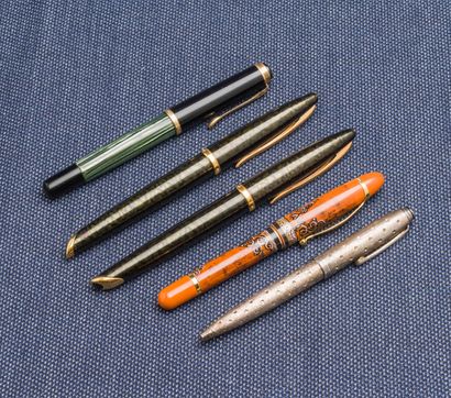 null Lot of six pens including : 

a Waterman set in green and black marbled resin...