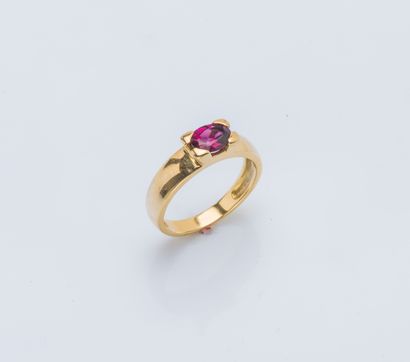 null 18K yellow gold (750 ‰) band ring adorned with an oval garnet. French work,...