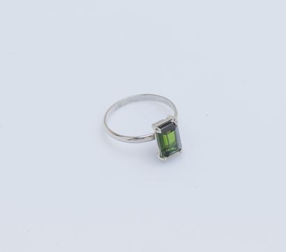 null 18K (750 ‰) white gold ring set with a rectangular green tourmaline with cut...