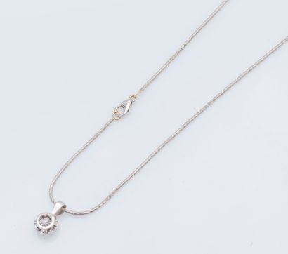null 18K (750 ‰) white gold chain and pendant holding a brilliant-cut diamond calibrating...