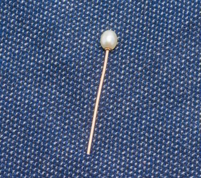 null Epingle de cravate en or jaune 18 carats (750 ‰) ornée d'une perle ovale de...