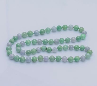 null Collier formé d’une alternance de perles en jade de couleur verte et blanc mauve...