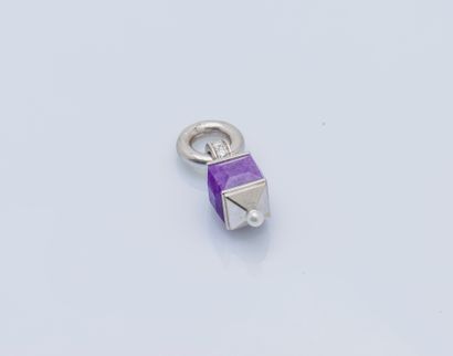 null Pendentif lanterne en or gris 18 carats (750 ‰) serti de sugilite, d’une petite...