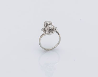null An 18K (750 ‰) white gold toi et moi ring set with two old-cut diamonds in a...