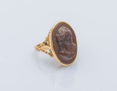 null Bague en or jaune 18 carats (750 ‰) ornée d’un verre brun aventuriné, figurant...