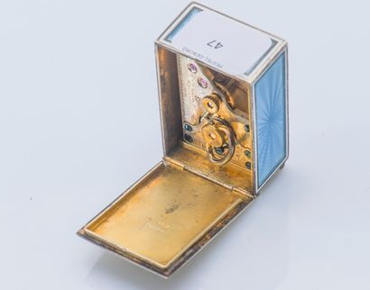 CARTIER 
Petite pendulette de forme rectangulaire en argent (800 ‰) recouverte d’émail...