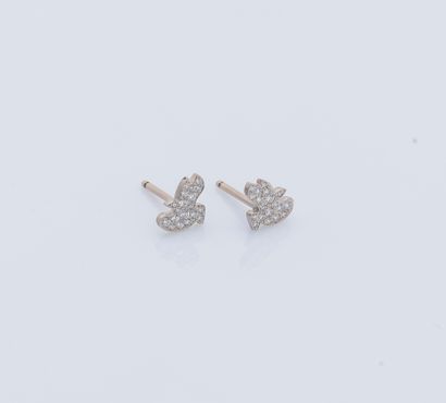 DE BEERS Cinq paires de pendants d’oreilles en rose jaune 18 carats (750 ‰) stylisant...