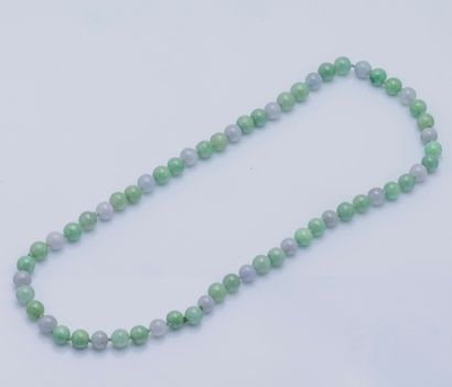 null Collier formé d’une alternance de perles en jade de couleur verte et blanc mauve...